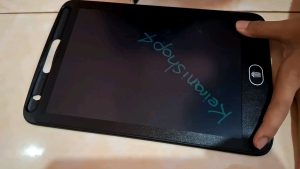 LCD Writing Tablet 85 Inchi. Menulis Dan Menggambar Bisa Dihapus. Ada Pena Untuk Menulis dan Tombol On Untuk Menghapus