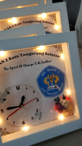 SEHARI JADI Frame 3D Premium Paling Jumbo LAMPU LED+JAM nyala/Pigura/Bingkai/35x25cm/Figura/Buket foto/Flower in frame 3D/Buket bunga/Frame gift/Frame custom murah/Bingkai foto A4/Terlaris & termurah/Frame WeddingTunanganWisudaHajatanUltahAnniversary