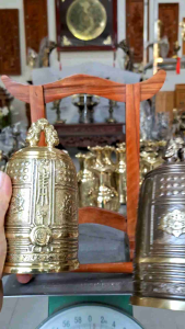 Chuông đồng vàng treo giá gỗ