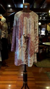 Aqila Tunik by Dian Pelangi LIMITED EDITION Blouse Baju Atasan Kemeja Blus Outfit Casual Kerja Kantor Pesta Pernikahan Kondangan Formal Wanita Hijaber Cantik Anggun Modis Modern Elegan Mewah Model Korea Terbaru Motif Batik Hand Made Kekinian