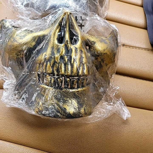 หน้ากากหัวกะโหลกครึ่งหน้า