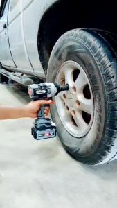 บล็อกไฟฟ้าไร้สาย ยี่ห้อ OSUKA รุ่น 520 831 832 มีขาย 3รุ่น ขนาด 1/2" หรือ 4หุน แบต 5.0 Ah Lithum-ion 20v เหมาะสำหรับ รถตู้ รถยนต์ รถไถ