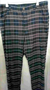 กางเกงขายาวลายสก๊อต สีน้ำตาลดำ ใส่ได้ทั้งชาย-หญิง เนื้อผ้ายืดหยุ่นดี สวมใส่ด้วยกระดุมและซิปหน้า ขอบเอวมีหูใส่เข็มขัดได้ มี 4 กระเป๋า ด้านหน้า 2 ข้าง ด้านหลัง 2 ข้าง