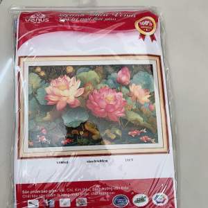 Tranh thêu kín Hoa sen tươi sắc VS8960 kích thước 50 x 80 cm