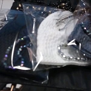 Paket Peci Rajut & Tasbih Kristal 8 mm: Aksesoris Ibadah Berkualitas