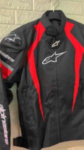 Jaket Alpine Slim Fit Merah: Pelindung Punggung & Bahu