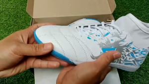 SEPATU FUTSAL GASTRUZ DRAGON NAGA PUTIH BIRU ORIGNAL/sepatu futsal terbaru murah berkualitas free kaos kaki panjang