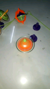 Một bộ con quay vòng bằng nhựa và kim loại có đèn led rất đẹp