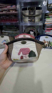 กระเป๋าผ้าทำมือ บ้านชนบทอเมริกัน ขนาด 12×13×22.5 cm โทนสีครีม-น้ำตาลเข้ม ใส่เครื่องสำอางค์ ใส่ของจุกจิก