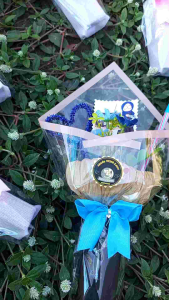 Buket Cowok Hari Guru Isi Toper Pulpen & Bunga – Kado Unik untuk Guru Pria