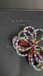 12pcs Gelang Tali Mote Lusinan /gelang mote huruf kayu warna dan polos