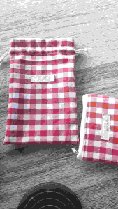 ชุด 2 ชิ้น 39.- กระเป๋าเชือกรูดใส่โทรศัพท์ได้ มีซับใน ขนาด 13.5*22 ซม. กระเป๋าสตางค์ใส่เหรียญ ขนาด 12.5*10 ซม.