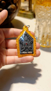 【双刀坤平 x 拉胡天神|权威加持 · 强效招财挡煞】 ✨招财 ✨挡煞 ✨转运 ✨旺人缘 ✨聚贵人 这尊 双刀坤平后拉胡天神圣物,由泰国著名高僧——龙婆Key大师生前亲自开光加持,并吹送经文灌注神力,极具灵性与能量! 正面造型: 坤平法相庄严威武⚔️,双手各抱一只斗鸡🐓🐓,象征勇猛进财、事业争胜!斗鸡寓意“斗出财运”💰,广纳四方钱财🧧。底部置有两支符管📿,全面提升整体效力! 背面设计: 吞噬厄运的小人克星——拉胡天神登场!🌀可化解是非口舌🗣️、驱逐小人⚠️、转霉运为好运☀️!嵌有高僧袈裟