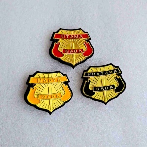 Pin Gada Pratama Gada Madya Gada Utama Akrilik Hitam Motif Timbul 3D