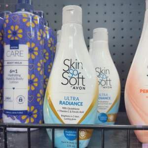 SKIN SO SOFT SSS ULTRA RADIANCE GLUTA HAND AND BODY LOTION + VITAMIN C AND FERULIC ACID 225ml