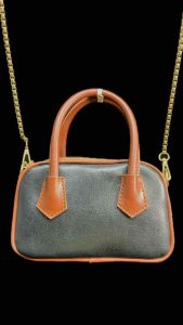 Tas wanita tali rantai warna burgundy dan hitam bahan pu leater ukuran kecil P 18 T 13 l 6 cm