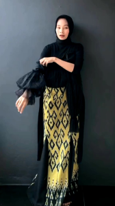 Dress Rahayu Motif Kuning dan Baju Tenun Couple