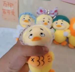 พร้อมส่ง ตุ๊กตาเป็ดน้อย พวงกุญแจเป็ดหน้างอ upset Duck ขนาด7นิ้ว จี้ห้อยกระเป๋า นุ่มๆนิ่มๆ เป็ดสีเหลือง ของสะสม ของเล่น