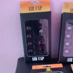 จุ๊บลม พร้อมพวงกุจแจสุดสวย มีหลากหลายลวดลายตามยี่ห้อรถ ทำจากวัสดุเกรดเอ ไม่ลอก ไม่ขึ้นสนิม