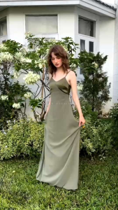 EtoilaDressสัมผัสความสง่างามพริ้วไหวทำให้ทุกการเคลื่อนไหวดีไซน์สายเดี่ยวเรียบหรูพร้อมกระโปรงที่ทิ้งตัวสวยงาม