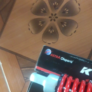 SHOCKBLEAKER BELAKANG / REAR MOTOR HONDA VARIO 125 BEAT FI MERK KYB ZETO WARNA MERAH ( ZT5090PR ) 330MM