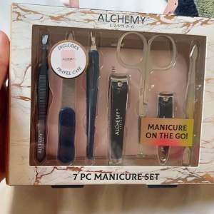 7 PIECE MANICURE SET FROM 🇺🇸 INCLUDES TRAVEL CASE! WITH FREE LOOFAH WORTH 100PHP!!!