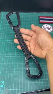 คาราบิเนอร์ถักเชือก paracord ใช้สำหรับห้อยของใช้ และอุปกรณ์ต่างๆ ฉุกเฉินสามารถแกะเชือกออกมาผูกมัดสิ่งของต่างๆได้