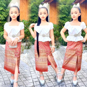 ชุดไทยประยุกต์เด็กหญิง เซต 3 ชิ้น เสื้อคอเหลี่ยมแขนดอกบัวระบาย+กระโปรงผ่าหน้าผ้าไทยพิมพ์ทองอย่างดี กระโปรงยาว(แถมโบคาดผม)