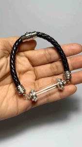 สร้อยข้อมือ สายหนังสีดํา [แบบ A] ไม่รวม ตะกรุด