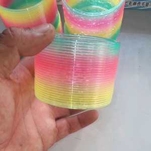 Một cái lò xo xếp hình nhiều màu bằng nhựa cứng và trong đường kính 7cm x cao 5cm