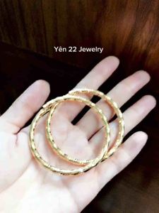 1 cặp vòng hợp kim mạ vàng có đồ gài