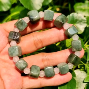 กำไลข้อมือหยกแท้ หยกพม่า ทรงลูกเต๋า เม็ดโต 10 มิล (สุ่มให้ค่ะ)