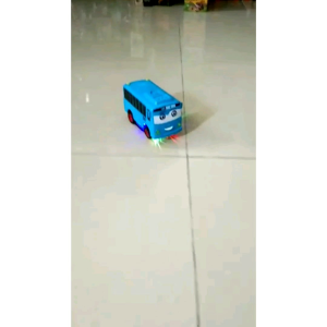 Mainan The Little Bus Dancing Music Wagging Car