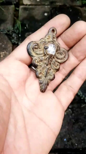 Liontin perunggu kuno jatayu batu kecubung putih