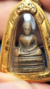 พระชัยวัฒน์หลวงพ่อทอง วัดเขาตะเครา จ.เพชรบุรี พ.ศ.๒๕๐๐ พร้อมกรอบทองคำแท้