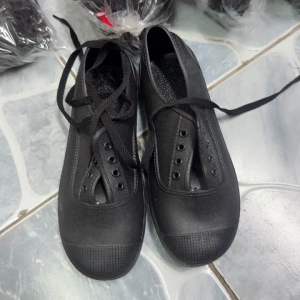 รองเท้าใส่ทำงาน POKER 711 เป็นยาง มีเชือกผูกคล้ายรองเท้าผ้าใบ ใส่ได้ทั้งผู้ชายและผู้หญิง