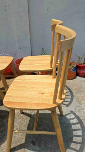 Ghế song tiện 7 nan chất liệu gổ cao su.