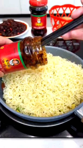 老干妈系列酱料风味豆豉油辣椒干煸肉丝油辣椒风味鸡油辣椒香辣酱 Laoganma Chili Oil China Sauce seasoning condiments ready-to-eat various flavours