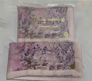 HIJAB VOAL MOTIF PREMIUM SEGI EMPAT FREE POUCH / HAMPERS HIJAB