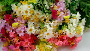 ใบไม้ปลอมตกแต่ง ใบแซม  ดอกไม้และใบประดับ เป็นพลาสติก ใบเฟิร์น ใบโปร่งฟ้า ดอกไม้จัดช่อ