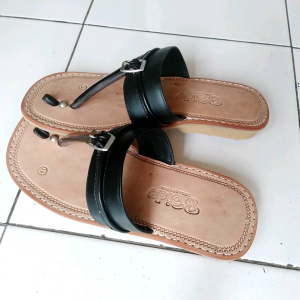 Sandal Tasik Terumpah Kulit: Pilihan Tepat untuk Aktivitas Sehari-hari