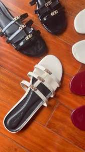 Dép lê da bóng ba quai ngang nhỏ chữ gắn đá xinh P.58