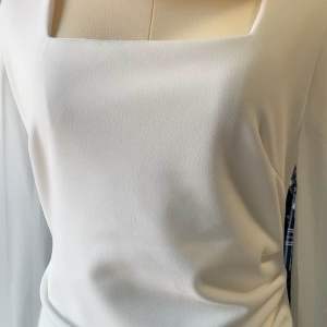 ชุดเดรสยาวขาวล้วนแขนยาวชิปช่อนด้านหลัง