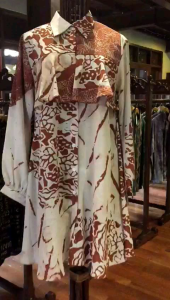 Hanami Tunik by Dian Pelangi LIMITED EDITION Blouse Baju Atasan Kemeja Blus Outfit Casual Formal Kerja Kantor Pesta Pernikahan Kondangan Wanita Hijaber Cantik Anggun Modis Modern Elegan Mewah Model Korea Terbaru Motif Batik Cap Hand Made Kekinian