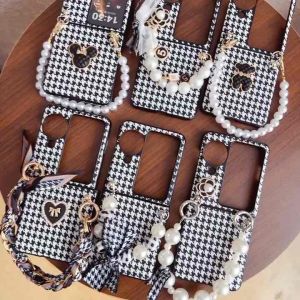 Hardcase Samsung Galaxy Z Flip 5 5G With Cute 3D Bear & Minnie and Pearl Bracelet Chain Phone Case For Samsung Galaxy Z Flip 5