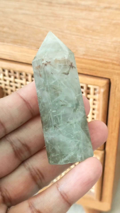 🌿 ควอตซ์ไหมเขียว ผสมไหมน้ำตาล ทาวเวอร์ เนื้อโทนสีเขียว เนื้อใส ✨ ( Green Rutile Tower )  59 กรัม  👑 แท่งขนาดเล็ก เนื้อใส มีเส้นไหมเขียวเเทรกอยู่เกือบทั้งชิ้น วางโต๊ะทำงานน่ารักๆ สำหรับคนรักสีเขียว  ✨