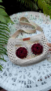 กระเป๋าถักโครเชต์ by DaCraftHouse กระเป๋าแฟชั่น แบบสะพาย ลายดอกกุหลาบ 3 มิติ มีซับใน ติดซิปที่ปากกระเป๋า ถักด้วยเชือกฟอก ฝ้าย 100% ขนาด 11 × 7"