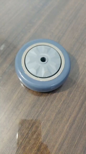 ล้อยางสังเคราะห์ขนาด 4 นิ้ว รูแกนกลาง 10 มม  มีฝากั้นฝุ่น 2 ด้าน