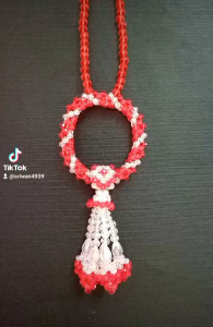 พวงมาลัยคริสตัลแขวนหน้ารถยนต์สีแดงสลับสีขาวใส