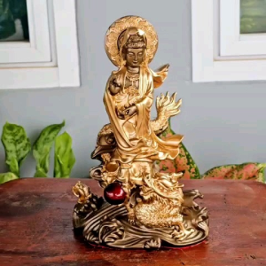 เจ้าแม่กวนอิม ปางยืนมังกรประทานพร ฐานยาว 7  นิ้ว สูง 10 นิ้ว เนื้อมวลสารแร่เหล็กน้ำพี้ จากบ่อเหล็กน้ำพี้ จ.อุตรดิตถ์